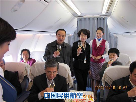 机上祝福 南航河南分公司双机长运送十八大代表返豫