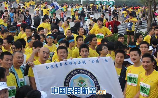 南航保卫部“金盾组”组队参加广州马拉松比赛