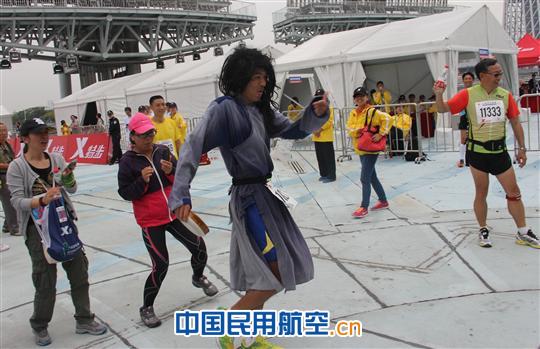 南航保卫部“金盾组”组队参加广州马拉松比赛