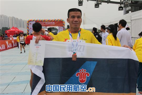 南航保卫部“金盾组”组队参加广州马拉松比赛