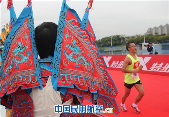 南航保卫部“金盾组”组队参加广州马拉松比赛