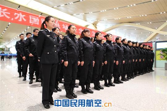 昆明长水机场安检护卫员工喜着新制服