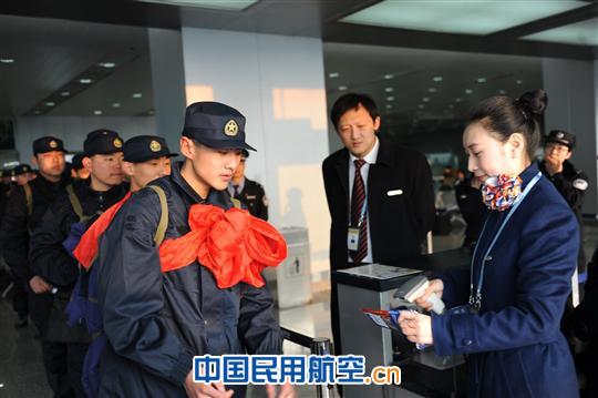 山航圆满完成济南军区新兵运输保障任务