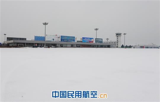 阜阳机场启动除冰雪预案保障航班飞行