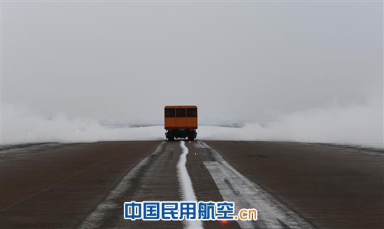 阜阳机场启动除冰雪预案保障航班飞行