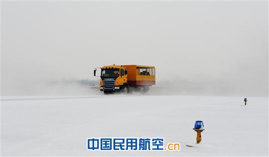 阜阳机场启动除冰雪预案保障航班飞行