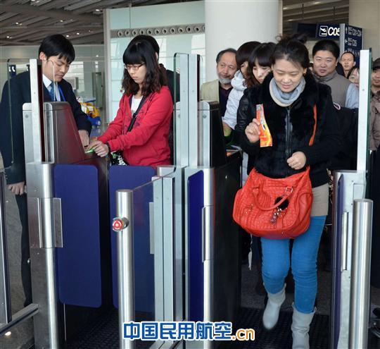 国航北京航站首推旅客自助登机服务
