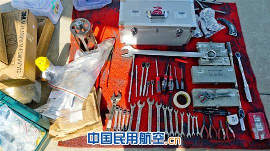 记深航航线二中队更换起落架封圈