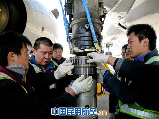记深航航线二中队更换起落架封圈