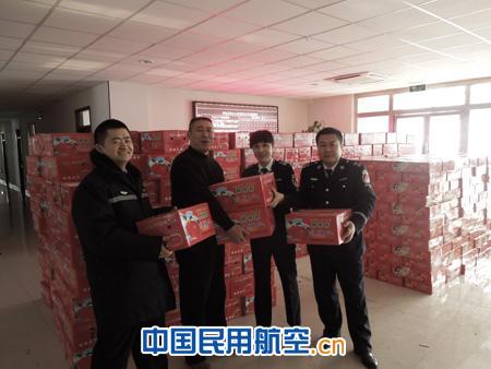 乌机场安检总站工会开展“冬送温暖”活动
