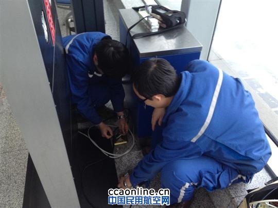 新疆机场网络信息部排查维护候机楼航美显示屏