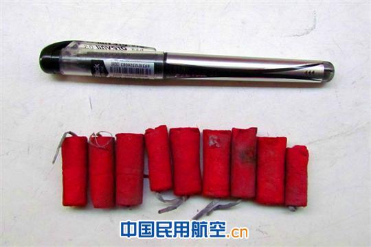 昆明机场安检站提醒旅客:乘机勿带易燃易爆品