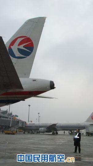 东航青岛飞行部举行2013年首次机长单飞仪式