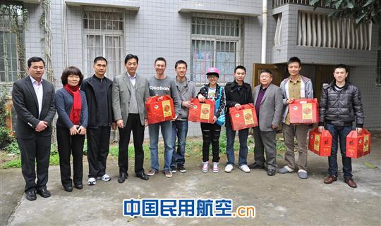 厦门空管站领导新春慰问单身青年职工