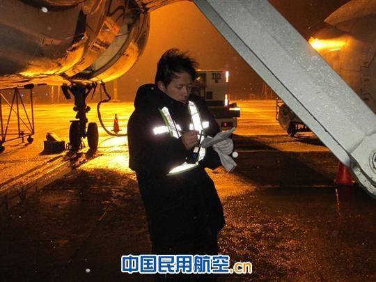 独在异乡为异客,每逢佳节倍思亲。2月7日,年关将近,正当行人们匆匆踏上回家的归程,一场漫天的风雪却侵袭了整个杭城。当大多数的人们或蜷缩在温暖的被窝里品味梦境的香甜,或手捧着热气腾腾的饮品翻一卷名著品尝历史的甘醇,或在开着暖气而温润的室内欢笑嬉戏时,有一群人却依旧坚守在他们的岗位上。他们默默无闻,辛勤奉献,无论风雪的侵袭,严寒的敲打,这一切都只为了航班的顺利飞行,让思乡的旅客早点踏上回家的路,他们就是机务。 风雪中的坚守 2月7日,旧年的农历二十七,立春刚过没几天,一场大雪忽如其来的降临在了杭州这片大地上
