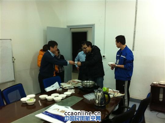 新疆机场网络信息部党委元宵节为一线员工送温暖