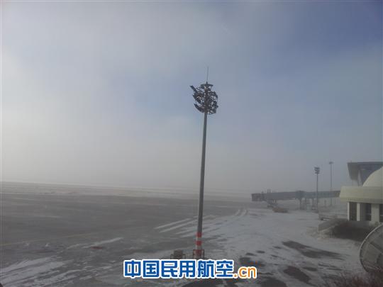 强阵风下的停机坪 锡林浩特机场遭遇强阵风、高吹雪天气