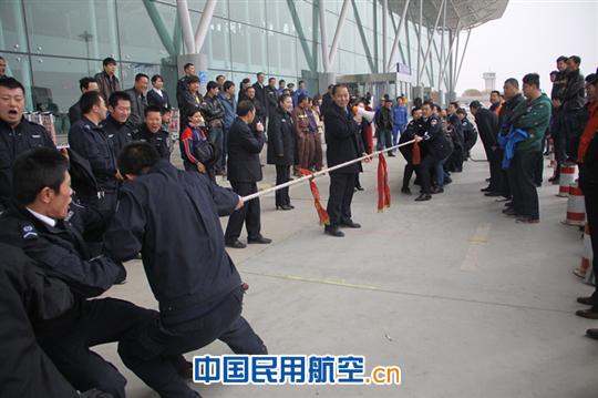 喀什机场举办“促和谐”拔河比赛
