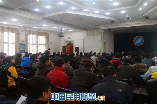 南航新疆公司飞行部组织春季换季学习考试
