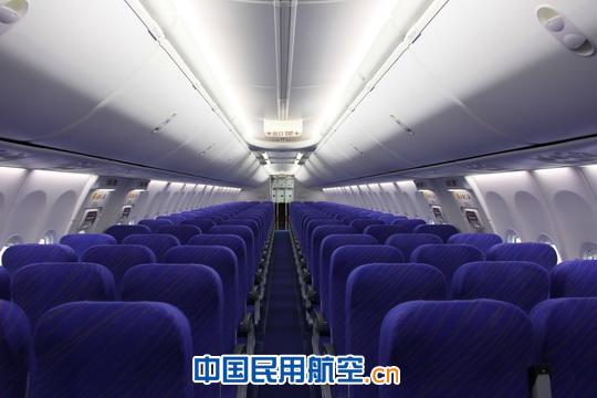 “天空内饰”客舱为旅客创造出更加舒适安逸的乘坐环境 汕航第四架“天空内饰”738飞机落户潮汕机场