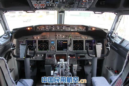 波音737-800新型的大型显示屏,使飞行更加安全 汕航第四架“天空内饰”738飞机落户潮汕机场