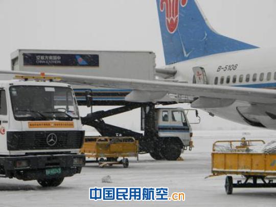 党员是模范  奋战第一线