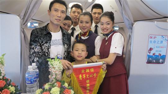 国航重庆银鹰组在机上宣传珍惜水资源