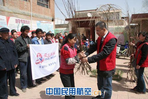 东航甘肃分公司双联助力漫路村