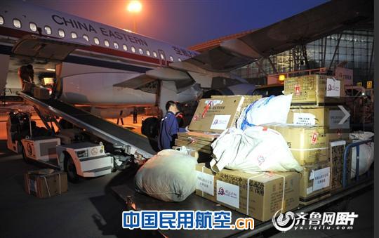 东航山东航班运载山东首批民间救援物资抵川