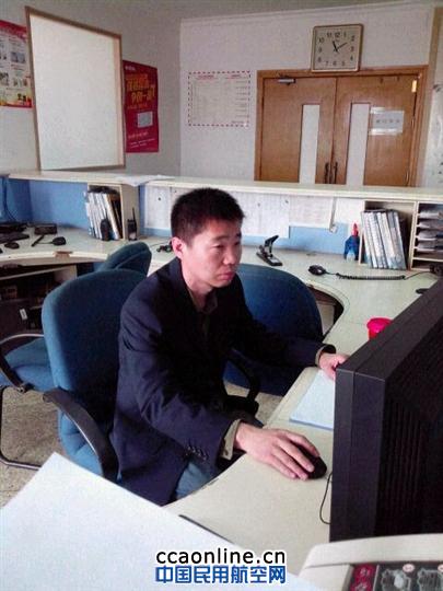 拿着放大镜工作的人—记东航山东运控情报员张伟