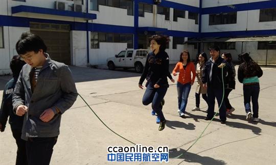 工间跳长绳，强体促交流
