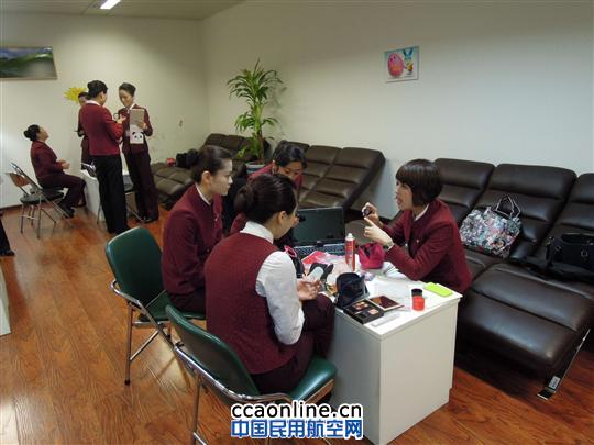 国航地服女员工“新发型 新妆容”迎“五一”