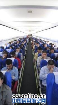 东航山东客舱服务部开展五一劳动节特色航班活动