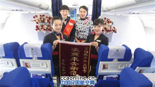 东航山东客舱服务部开展五一劳动节特色航班活动