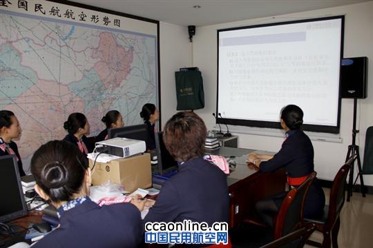 東航甘肅客艙部對新進乘務員進行崗前培訓