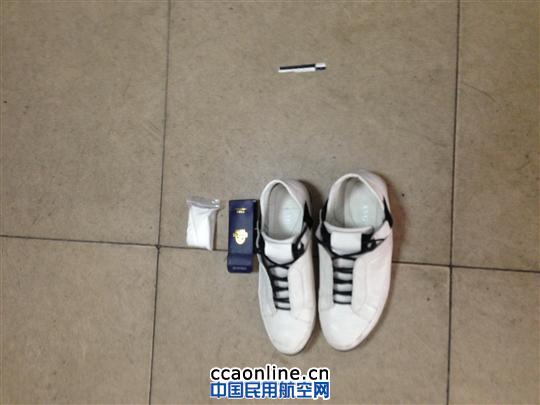 运动鞋藏毒50.4克白云机场通关被查