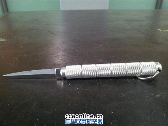 昆明长水机场安检站查获钢笔刀