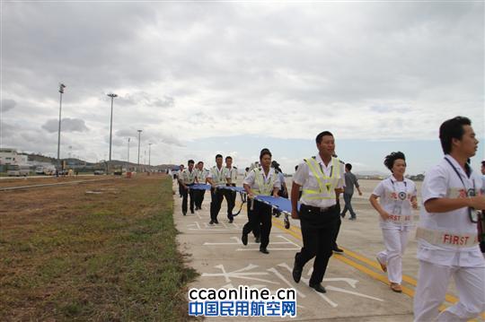 医护人员及时奔赴现场抢救伤员 三亚机场成功举行反劫机应急救援综合演练