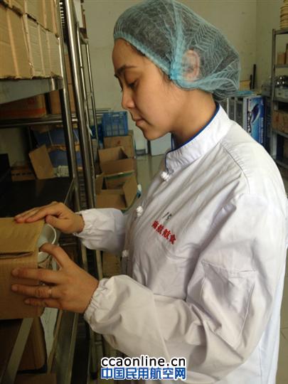 生产员工换新装 干练职业显活力