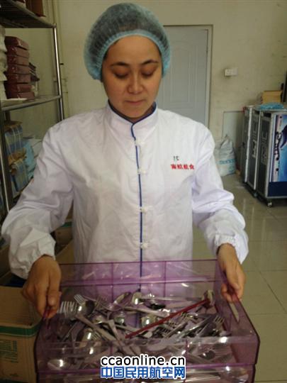 生产员工换新装 干练职业显活力