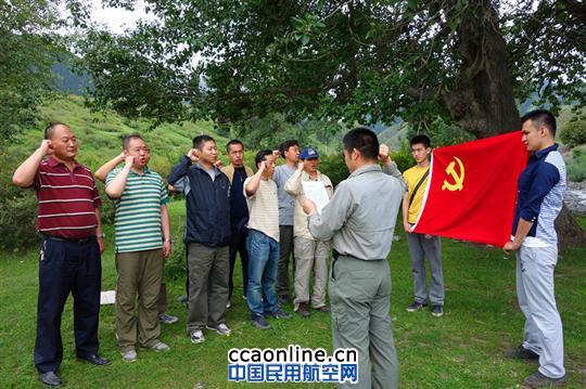 南航新疆飞行部“迎七一，战旺季”重温入党誓词