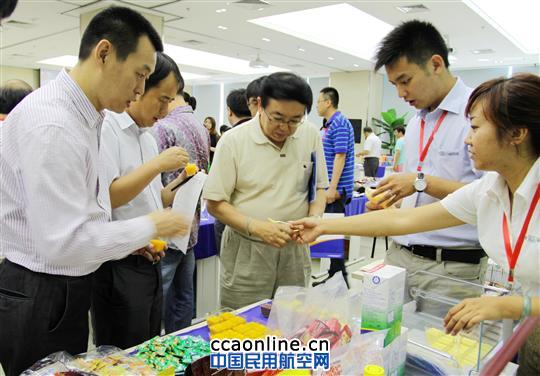 评委试餐并与厨师进行交流 奥凯航空成功举办机供品招商和航餐厨艺大赛