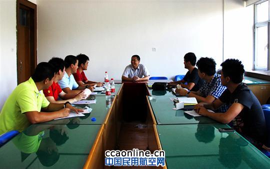 南航新疆飞行部工会向新员工宣讲工会知识