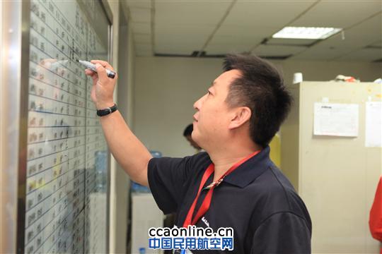 日装行李近万件 机型特点“门儿清”-航空监装员