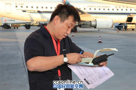 日装行李近万件 机型特点“门儿清”-航空监装员