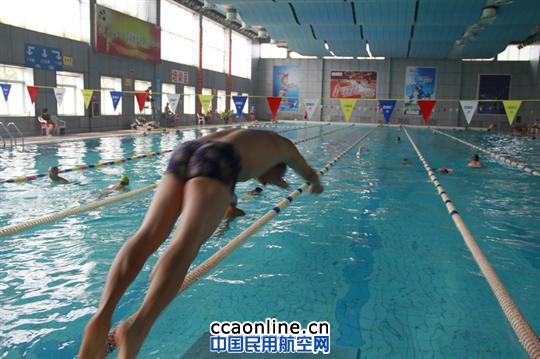 山西空管分局工会组织游泳活动