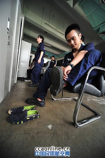 为了获得一丝凉爽  他用嘴向自己的脸上吹气