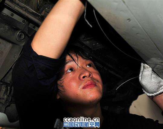 为了获得一丝凉爽  他用嘴向自己的脸上吹气