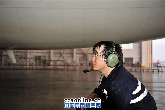 为了获得一丝凉爽  他用嘴向自己的脸上吹气