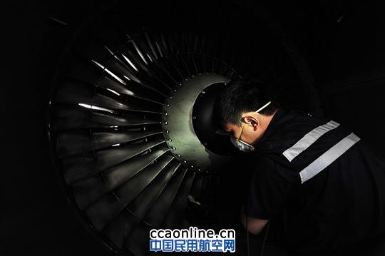 为了获得一丝凉爽  他用嘴向自己的脸上吹气